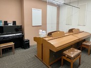 ピアノのレッスン部屋。温かみのある配色の落ち着いた部屋です。