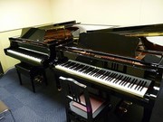 グランドピアノが2台並んだ個人レッスンのお部屋です。