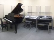 グランドピアノとエレクトーン完備の個人レッスン室です。