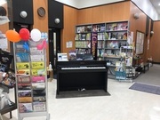 店頭ではクラビノーバ、管楽器など販売しています。