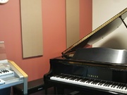 個人レッスン用、グランドピアノ設置の教室が3部屋