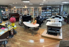 店内は鍵盤楽器・管楽器など多数展示！！(2025年3月3日現在)（その2）