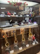 店内は鍵盤楽器・管楽器など多数展示！！（その1）