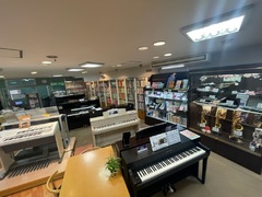 店内は鍵盤楽器・管楽器など多数展示！！（その3）